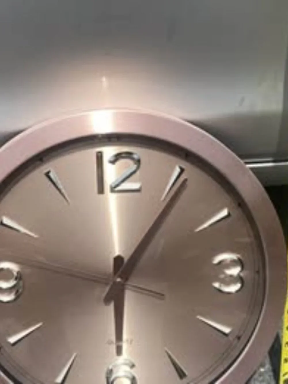 Reloj de pared de cuarzo color oro rosa de 15 pulgadas.